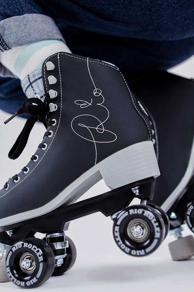 Load image into Gallery viewer, Rio 280 Signature Quad Skate - Schwarz
